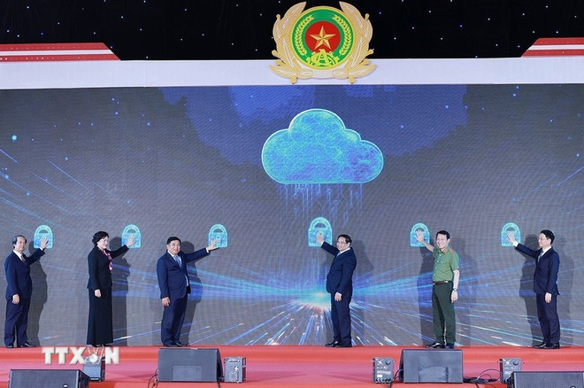 范明政总理与代表们为一号国家数据中心揭幕,并宣布国家数据中心数据库系统正式投入运行。图自越通社 thu-tuong-pham-minh-chinh-du-le-khai-truong-trung-tam-du-lieu-quoc-gia-8218595-4.jpg
