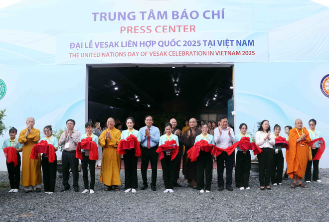 2025年联合国卫塞节新闻中心剪彩揭幕。图自越通社 vna-potal-hop-bao-gioi-thieu-dai-le-vesak-lien-hop-quoc-2025-8009578.jpg