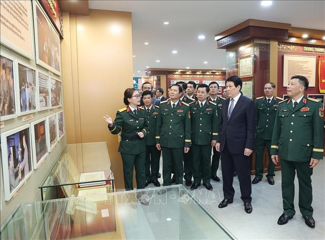 梁强主席参观国防学院史室。图自越通社 hoc-vien-quoc-phong-1.jpg