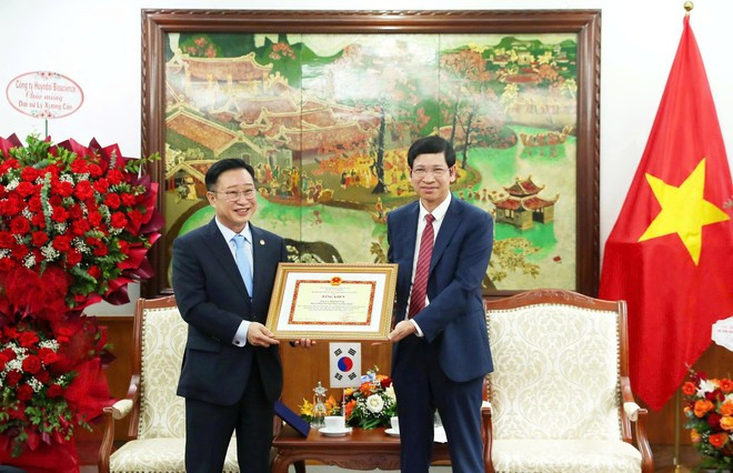 越南文化体育与旅游部副部长胡安峰向越南在韩旅游大使李昌根颁发了部长表彰证书。图自越通社 ly-xuong-can.jpg