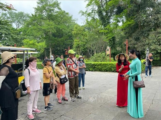 中国台湾游客赴清化省旅游。图自越通社 dai-loan-160625-1.jpg