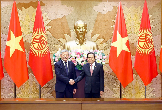 越南国会主席陈青敏和吉尔吉斯共和国总理阿迪尔别克·卡西马利耶夫。图自越通社 vna-potal-chu-tich-quoc-hoi-tran-thanh-man-hoi-kien-thu-tuong-kyrgyzstan-adylbek-kasimalyev-7897866.jpg