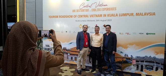 与会代表合影留念。图自越通社 vna-potal-mien-trung-viet-nam-diem-den-moi-thu-hut-du-khach-malaysia-8236378.jpg