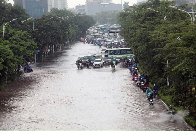 河内多条街道出现严重洪涝。图自越通社 vna-potal-mua-trang-troi-ha-noi-ngap-khap-noi-8234888.jpg