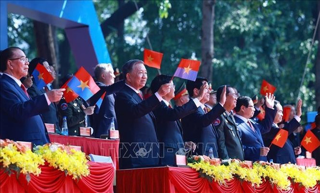苏林总书记与各位代表观看阅兵游行。图自越通社 4.jpg