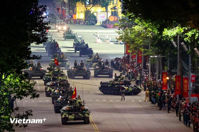 大规模武器装备车辆参与的阅兵式。图自越通社 xe-tang-3.jpg