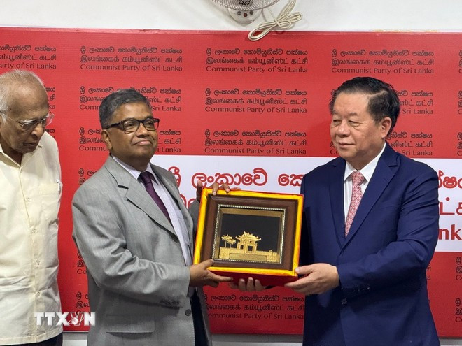 阮仲义和斯里兰卡共产党总书记维拉辛赫合影。图自越通社 viet-nam-sri-lanka-resize.jpg