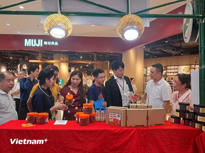 历时近6个月的认真评选,中央评选委员会最终选出90个具有代表性的农业品牌和产品。图自越通社 hoi-cho-ocop-1.jpg