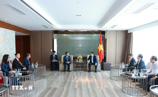 越南政府总理范明政接见泰国龙山石油化工有限公司总经理库拉切特·达拉昌德拉。图自越通社 2-1.jpg
