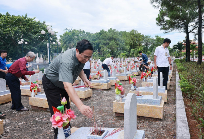 越南政府总理范明政率工作代表团前往9号公路国家烈士陵园上香缅怀英烈。图自越通社 vna-potal-thu-tuong-dang-huong-tuong-niem-cac-anh-hung-liet-si-tai-quang-tri-8173042.jpg
