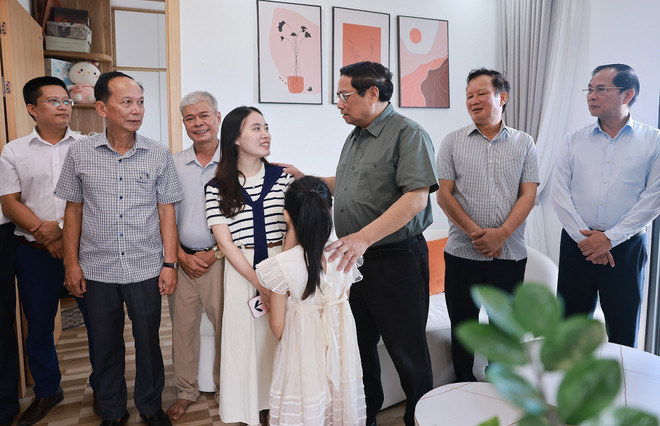 越南政府总理范明政走访了承受社会住房政策的顺化市居民家庭。图自越通社 vna-potal-thu-tuong-tham-mot-so-du-an-cua-thanh-pho-hue-8172748.jpg