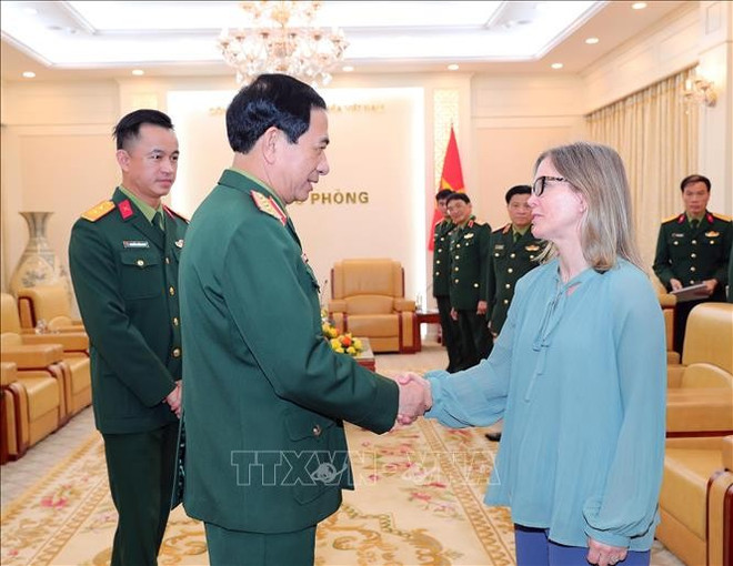 vna-potal-dai-tuong-bo-truong-quoc-phong-phan-van-giang-tiep-thu-truong-bo-quoc-phong-canada-stand.jpg