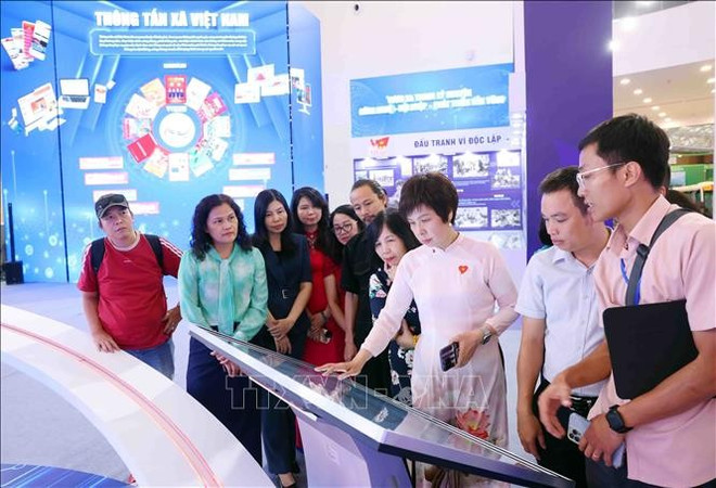 武越庄社长亲自到越南通讯社展区指导工作。图自越通社 trien-lam-anh-80-nam-3.jpg