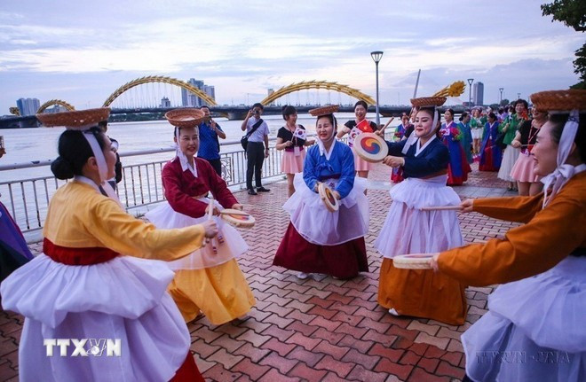 韩国艺术团在岘港与当地民众和游客进行交流表演。图自越通社 4.jpg