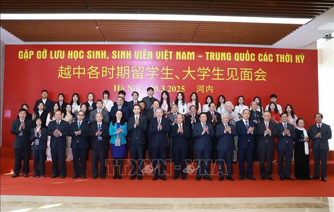 越共中央总书记苏林同越中各时期留学生、大学生合影留念。图自越通社 vna-potal-tong-bi-thu-du-chuong-trinh-gap-go-luu-hoc-sinh-sinh-vien-viet-nam-trung-quoc-cac-thoi-ky-stand.jpg