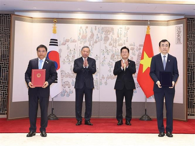 越共中央总书记苏林与韩国总统李在明共同见证越南国家证券委员会与韩国金融监督院交换合作备忘录文本。图自越通社 2.jpg