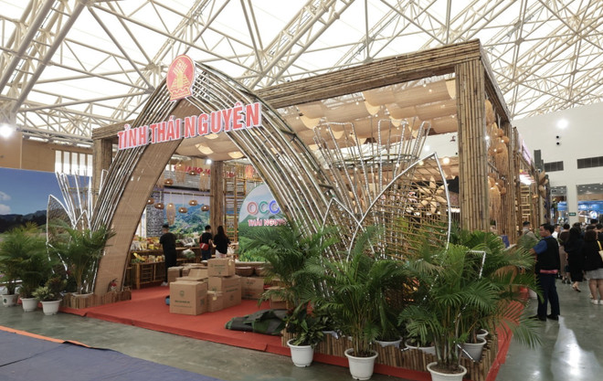 太原省展位——以茶叶产品闻名的地方。图自越通社 vna-potal-pho-thu-tuong-bui-thanh-son-kiem-tra-cong-tac-chuan-bi-hoi-cho-mua-thu-2025-8359338.jpg