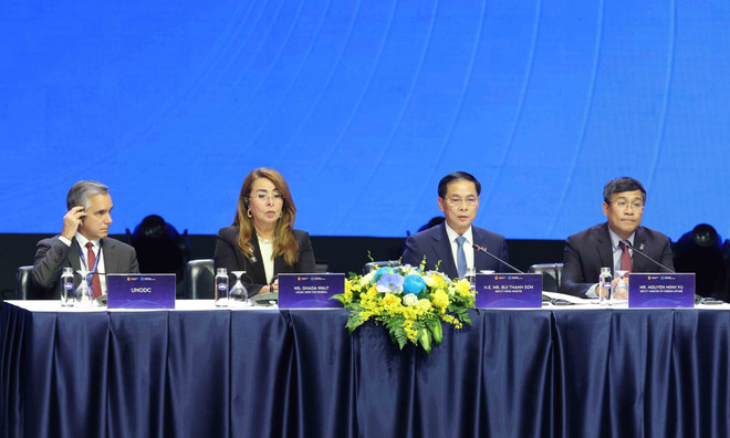 裴青山副总理与联合国毒品和犯罪问题办公室(UNODC)执行主任加达·瓦利共同主持首次高级别全体讨论会。图自越通社 vna-potal-cong-uoc-ha-noi-phien-thao-luan-toan-the-cap-cao-thu-nhat-8362510.jpg