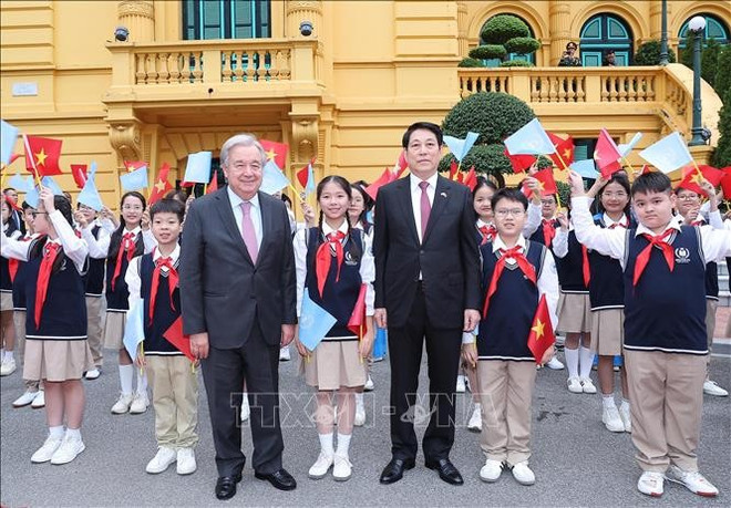 仪仗队和首都儿童代表列队两侧欢迎联合国领导人。图自越通社 cnt2.jpg