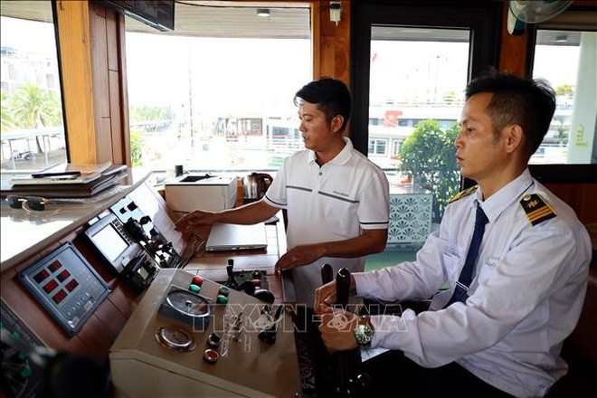 Apollo Cruise游船的船主和船长检查船上安装的安全设备。图自越通社 tau1-11825.jpg
