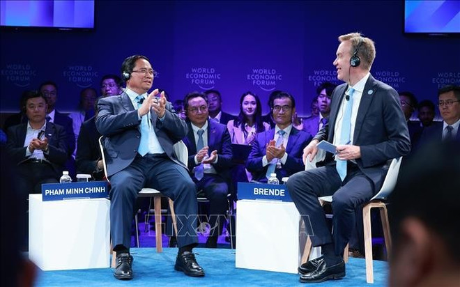 越南政府总理范明政会见世界经济论坛总裁兼首席执行官博尔格·布伦德。图自越通社 21.jpg