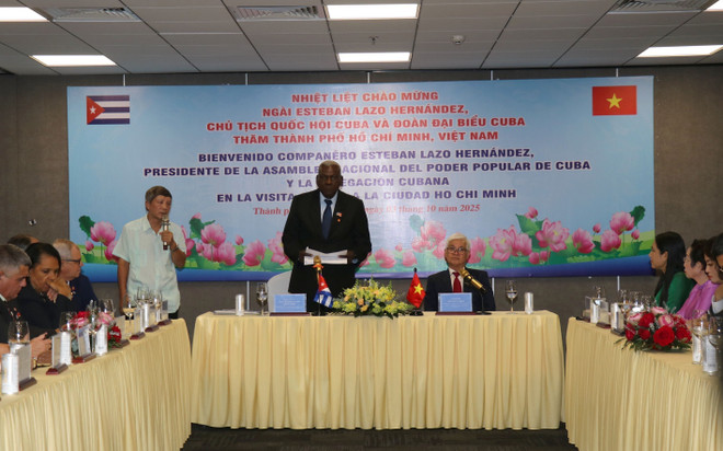 埃斯特万·拉索·埃尔南德斯发表讲话。图自越通社 vna-potal-chu-tich-quoc-hoi-cuba-lam-viec-voi-lien-hiep-cac-to-chuc-huu-nghi-thanh-pho-ho-chi-minh-hufo-8315413.jpg
