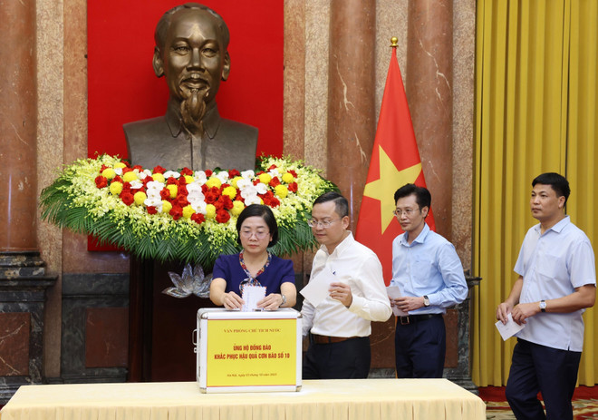 越南国家主席办公厅向灾区民众捐款 助力做好第10号台风救灾工作。图自越通社 vna-potal-chu-tich-nuoc-va-van-phong-chu-tich-nuoc-ung-ho-dong-bao-khac-phuc-hau-qua-con-bao-so-10-8315219.jpg