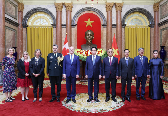 国家主席梁强与加拿大驻越南大使詹姆斯·尼克尔及代表合影。图自越通社 vna-potal-chu-tich-nuoc-luong-cuong-tiep-dai-su-canada-trinh-quoc-thu-8314901.jpg
