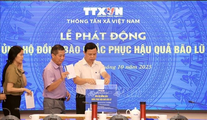 越通社举行捐款活动支援灾区群众。图自越通社 vna-potal-thong-tan-xa-viet-nam-phat-dong-ung-ho-dong-bao-khac-phuc-hau-qua-bao-lu-stand-1.jpg