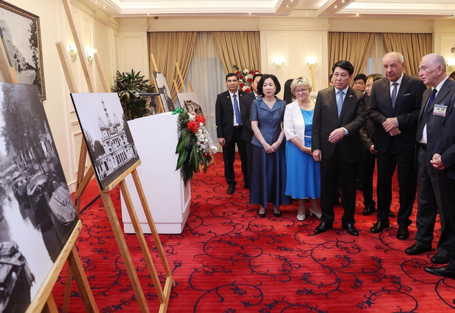 两国领导人欣赏珍贵照片。图自越通社 vna-potal-chu-tich-nuoc-va-tong-thong-hungary-khai-mac-trung-bay-anh-cua-nhiep-anh-gia-hungary-ve-viet-nam-xua-8060470.jpg