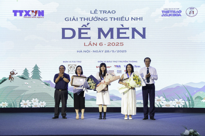 越南作家协会副主席、评审委员会主席陈登科和教育与培训部副部长范玉赏为首批“蟋蟀渴望奖”获奖作者颁奖。图自越通社 vna-potal-le-trao-giai-thuong-thieu-nhi-de-men-lan-thu-6-nam-2025-8060206.jpg