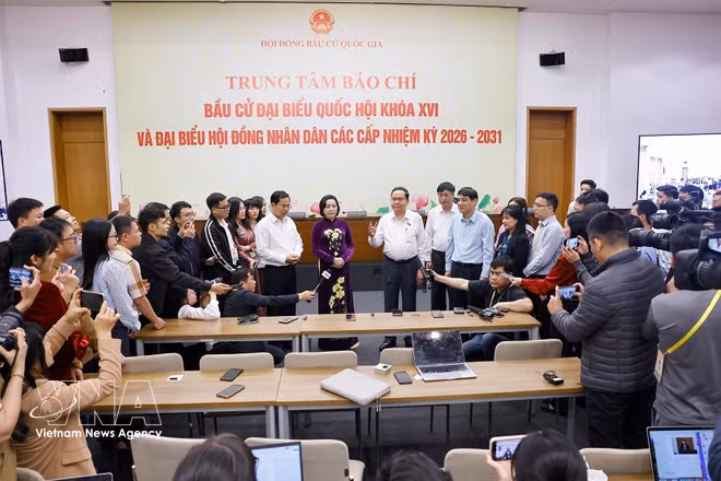 vnanet-hoi-tran-thanh-man-kiem-tra-cong-tac-bau-cu-tai-ha-noi-8642969.jpg