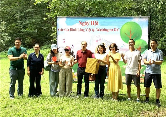 此次活动旨在庆祝2025年越南家庭日活动,弘扬越南家庭的优良传统文化。图自越通社 ngay-gia-dinh-04082025-01.jpg
