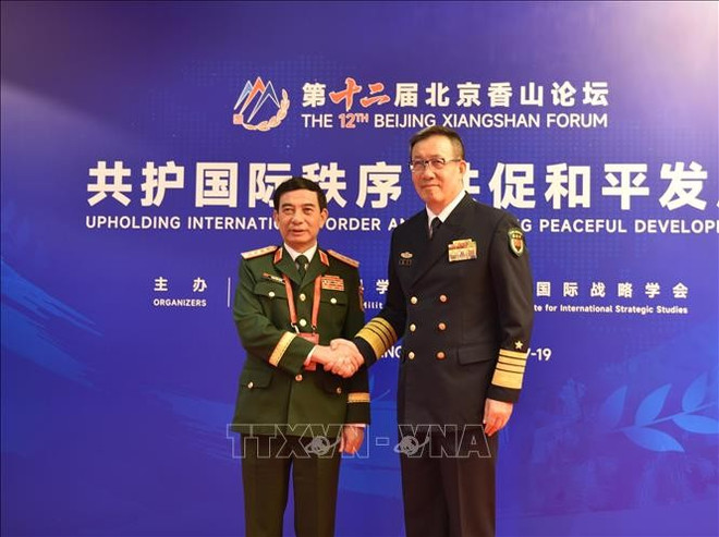 国防部长潘文江大将与中国国防部长董军上将。图自越通社 phan-van-giang.jpg