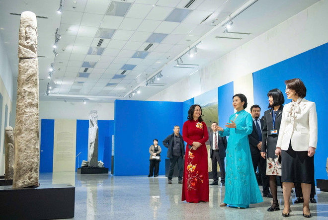 吴芳璃夫人参观了哈萨克斯坦残奥体育中心和国家博物馆。图自https://vietnamnet.vn/ f81795bba541171f4e50-104114.jpg