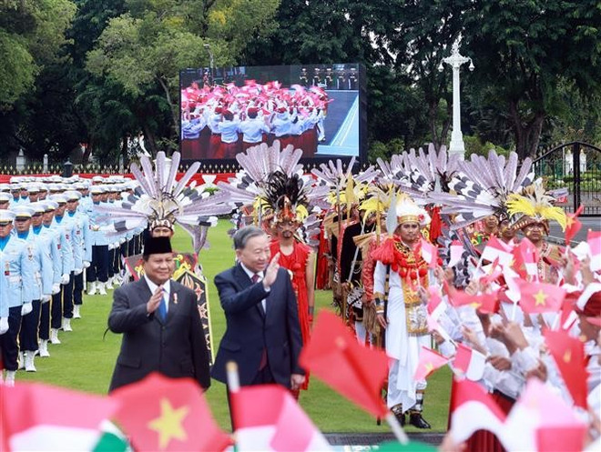 印度尼西亚共和国总统、大印尼行动党总主席普拉博沃·苏比延多为越南高级代表团举行欢迎仪式。（图：越通社）