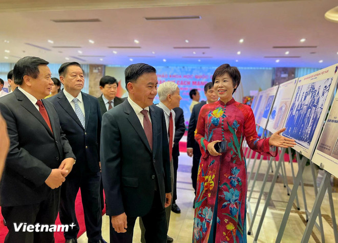“越南革命新闻百年成就”图片展亮相。图自越通社 hoi-thao-bao-chi-8.jpg