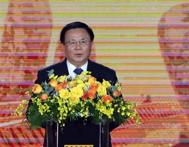 越共中央政治局委员、胡志明国家政治学院院长、中央理论委员会主任阮春胜发表讲话。图自越通社 vna-potal-khai-mac-lien-hoan-phim-chau-a-da-nang-lan-thu-ba-nam-2025-8121529.jpg