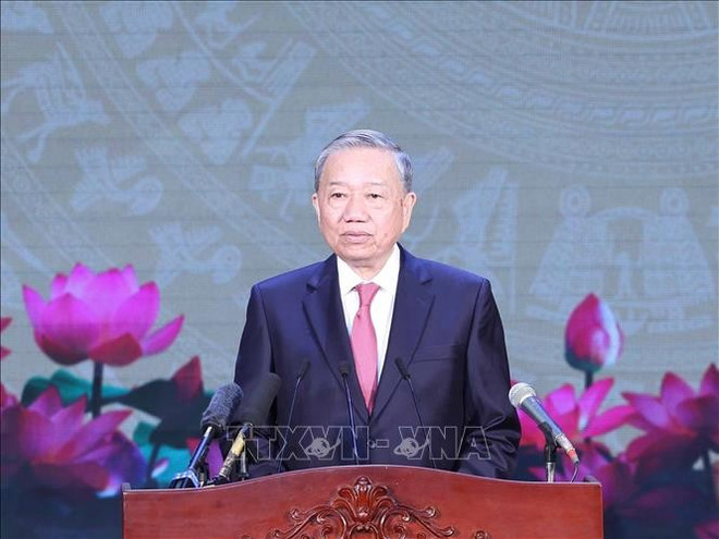 苏林发表讲话。图自越通社 vna-potal-tong-bi-thu-du-le-cong-bo-cac-nghi-quyet-quyet-dinh-ve-sap-nhap-don-vi-hanh-chinh-tai-tp-ho-chi-minh-stand.jpg