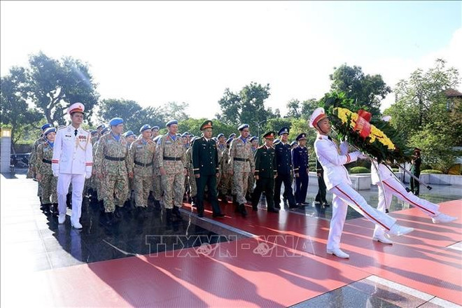 工兵队进入陵墓瞻仰胡志明主席。图自越通社 vna-potal-doi-cong-binh-so-4-dat-hoa-tuong-niem-cac-anh-hung-liet-si-stand.jpg