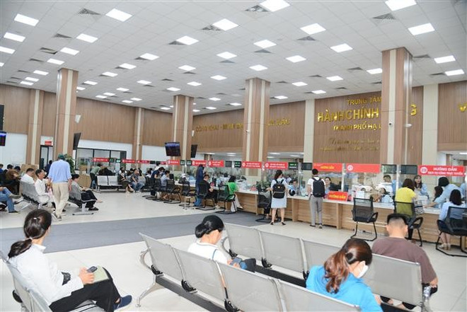 广宁省两级地方政权试点运行日顺利展开。图自越通社 vna-potal-phuong-xa-dac-khu-tai-quang-ninh-trong-ngay-dau-thu-nghiem-van-hanh-chinh-quyen-dia-phuong-hai-cap-8095473.jpg