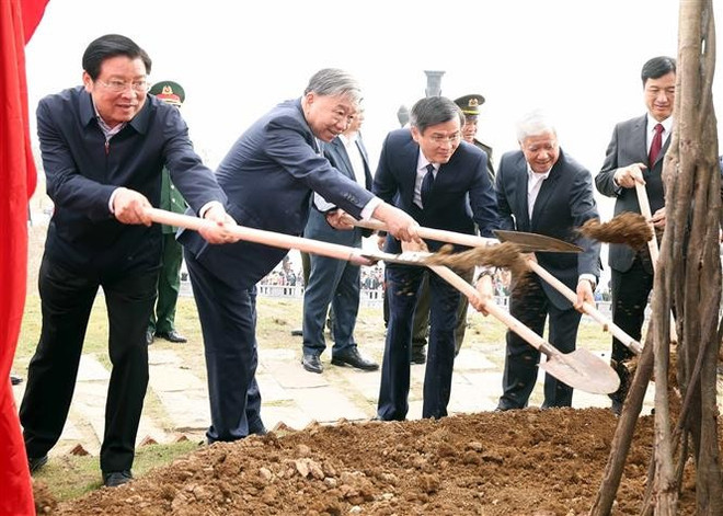 vna-potal-tong-bi-thu-to-lam-du-le-phat-dong-tet-trong-cay-doi-doi-nho-on-bac-ho-xuan-at-ty-2025-7833433.jpg