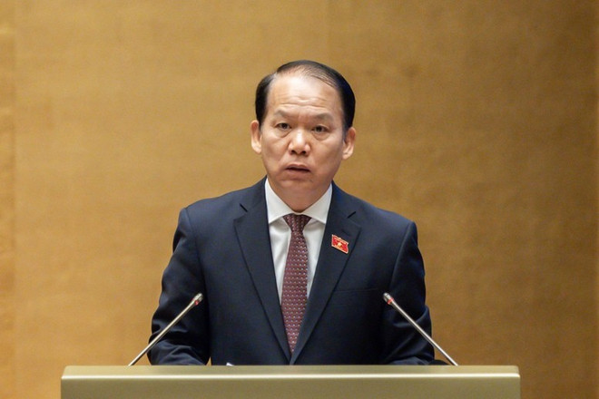 国会法律与司法委员会主任黄青松作有关《职员法(修正案)》草案的审查报告。图自越通社 z71425923136375883c2db16cd60533323074fe62fb1e9-1761102198402708965914.jpg