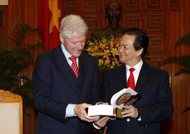 2010年11月14日,时任越南政府总理阮晋勇在河内向美国前总统比尔·克林顿赠送由越南公安部出版社出版的《我的人生:比尔·克林顿》一书。图自越通社 5.jpg