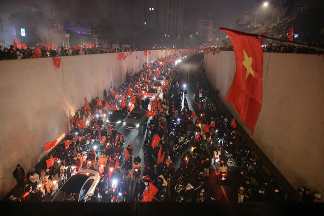 vna-potal-ha-noi-dem-khong-ngu-sau-chien-thang-nghet-tho-cua-u23-viet-nam-8549128.jpg