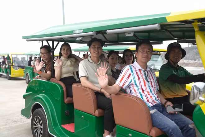 vna-potal-hai-phong-mien-phi-tuyen-xe-dien-moi-cho-du-khach-tai-dao-cat-ba-7981220.jpg