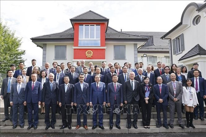 陈青敏与与会代表合影。图自越通社 chu-tich-quoc-hoi-tran-thanh-man-va-cac-dai-bieu.jpg