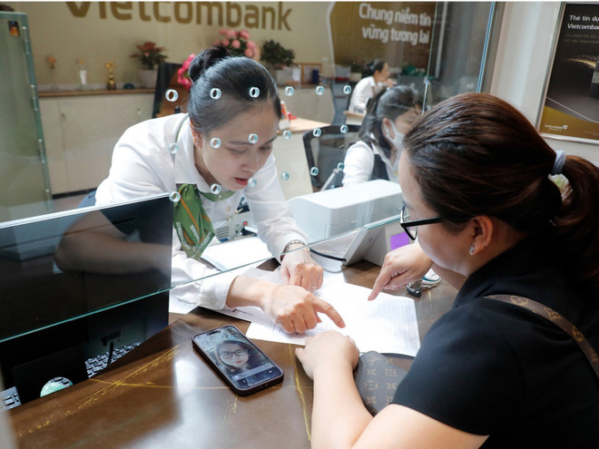 客户在越南外贸股份商业银行办理业务。图自越通社 vna-potal-on-dinh-lai-suat-tien-gui-giam-lai-suat-cho-vay-cho-muc-tieu-tang-truong-kinh-te-2025-8198650.jpg