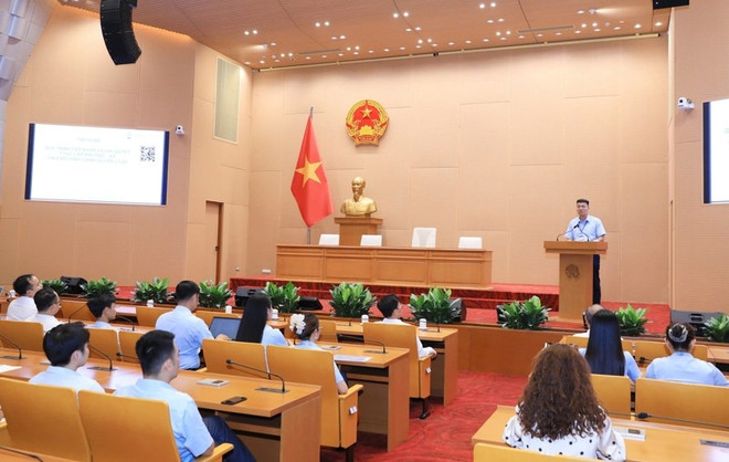 河内召开行政手续处理流程与在线公共服务系统运行培训会议。图自https://vneconomy.vn/ z6740971980018-da05e1d62116a87ff9e5404cb2fd8ded.jpg