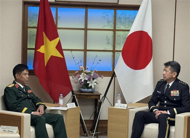 阮文义上将与日本陆上自卫队幕僚长森下康典大将举行了双边会晤。图自越通社 vna-potal-doan-cong-tac-bo-quoc-phong-du-trien-lam-quoc-phong-va-an-ninh-nhat-ban-2025-8045461.jpg